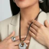 Collar de mujer de acero e Ip dorado con piel negra - Imagen 2
