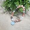 Pulsera bolas de Piedra Luna y chapa personalizada - Imagen 3
