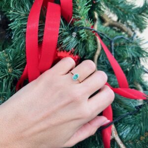 Anillo Oro 18kts con Esmeralda talla oval y orla de Diamantes