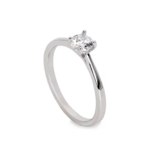 Anillo solitario fino de plata diseño simple y atemporal