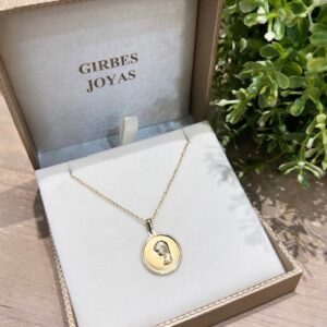 Medalla Virgen Niña en Oro 9kts