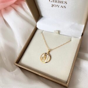 Medalla de Oro 18kts con Virgen Niña y nácar