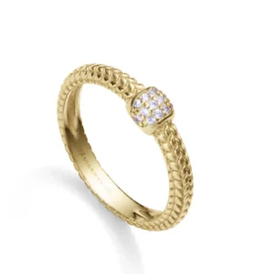 Anillo de plata de ley con baño de oro con textura y circonitas blancas