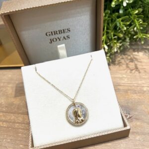 Medalla Virgen Niña en Oro 18kts y Nácar