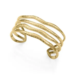 Pulsera rígida abierta de mujer en acero Ip dorado, con diseño ancho y diámetro máximo de 6 cm