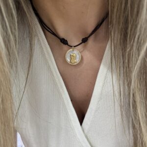 Gargantilla con Medalla Virgen Niña en Oro 18kts y nácar