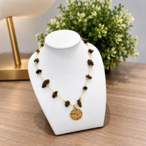 Collar dorado con piedras naturales